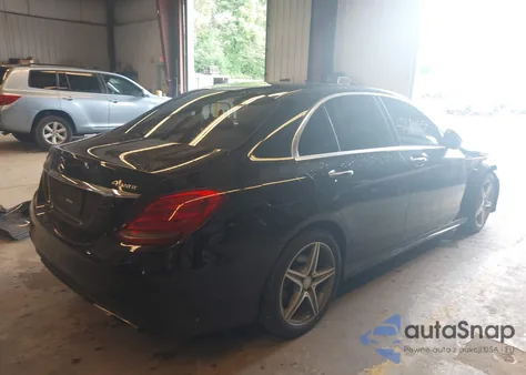 2016 Mercedes-Benz C 300 z USA, uszkodzony, nr VIN 55SWF4KB9GU174173